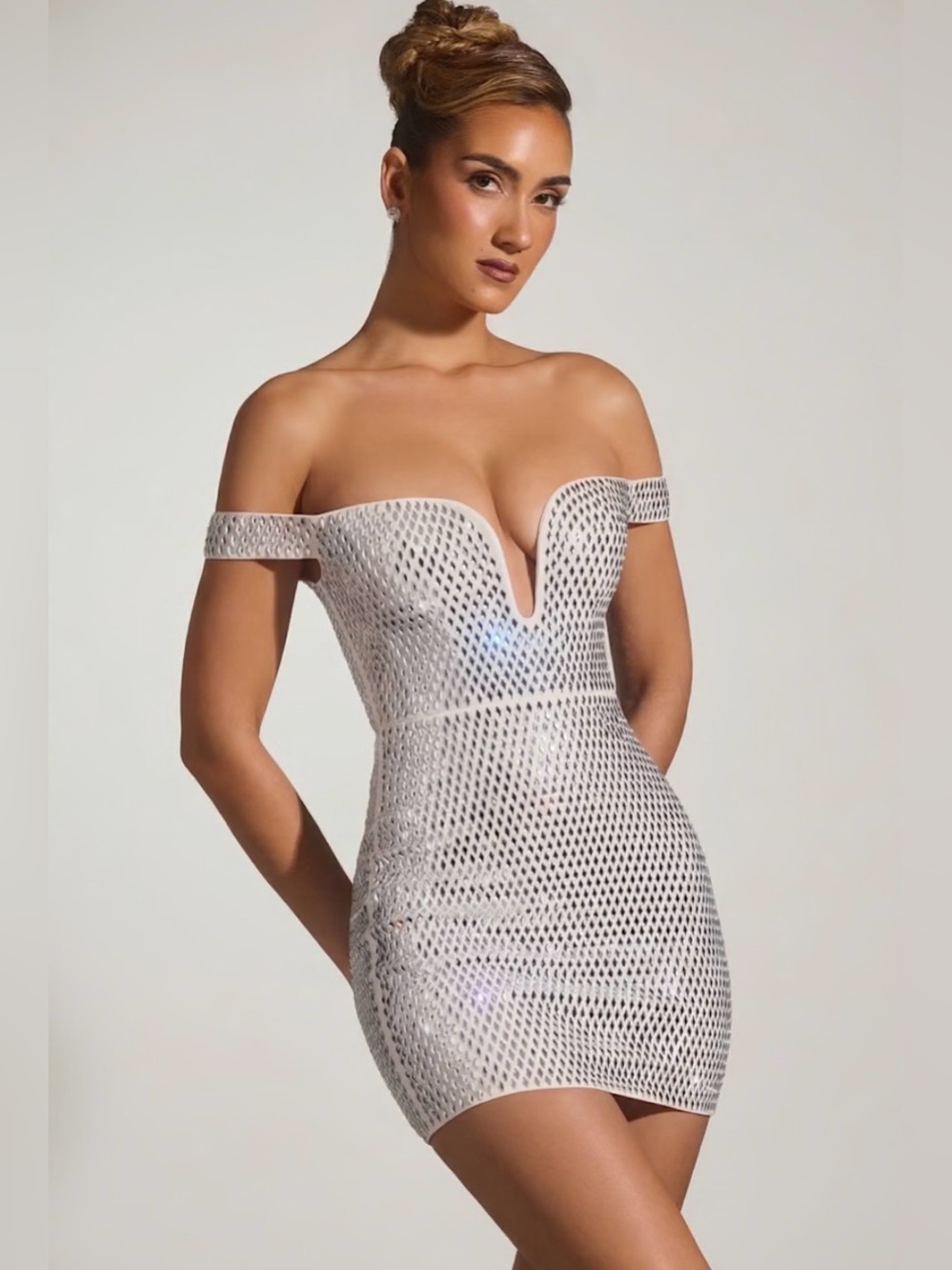 Leonora - Oh Polly - Size 8
Embellished Off-Shoulder Mini Dress in White